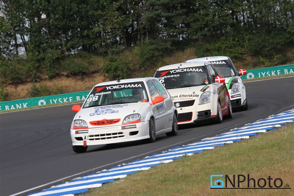 Mike Hansen (98) havde rigtig god fart i den lille Citroen Saxo VTS denne weekend. Her foran Niklas Voetmann (46) og Jonas Nielsen (48).
(Foto: CNPhoto.dk)